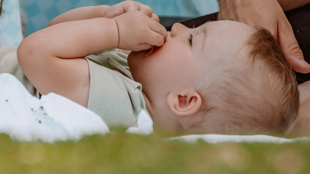Poussée dentaire de bébé : âge, symptômes et comment le soulager