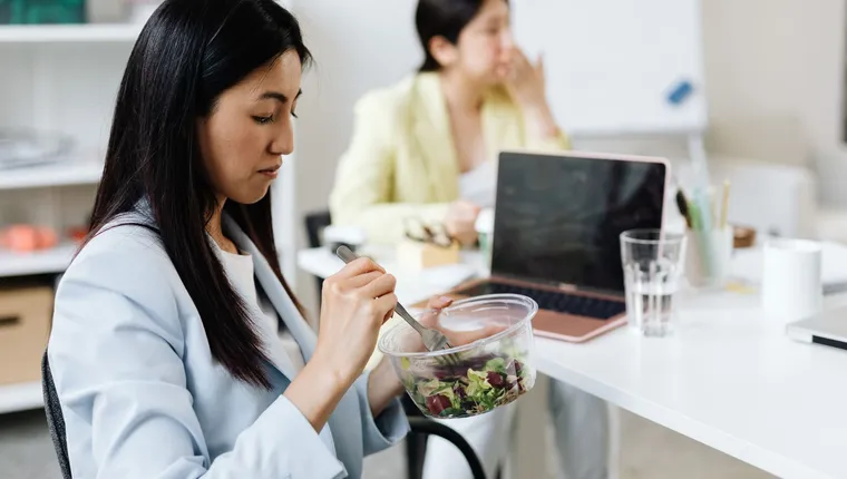 Assiette équilibrée dans une cuisine : reprise alimentaire douce après la grossesse