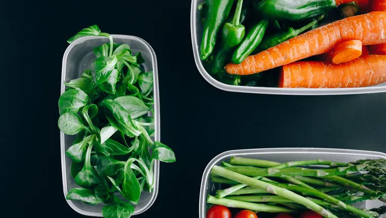 Légumes et bases préparés en batch cooking dans des boîtes de conservation