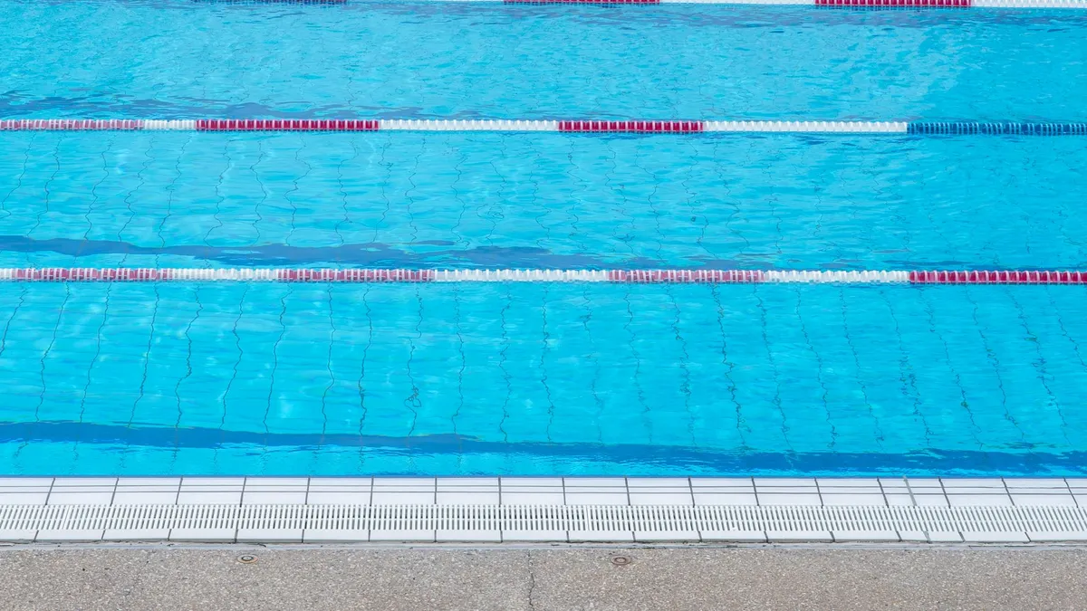 Épuisette et diffuseur flottant pour l'entretien d'une petite piscine hors sol