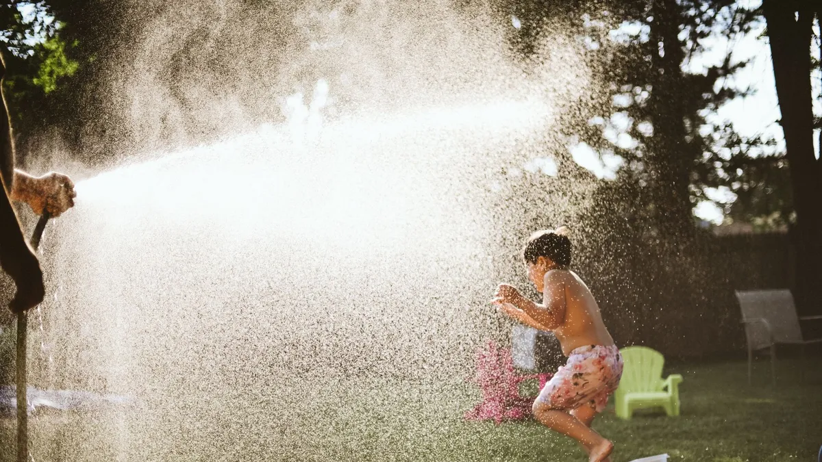 Jeux d’eau pour enfants : mes idées pour la canicule